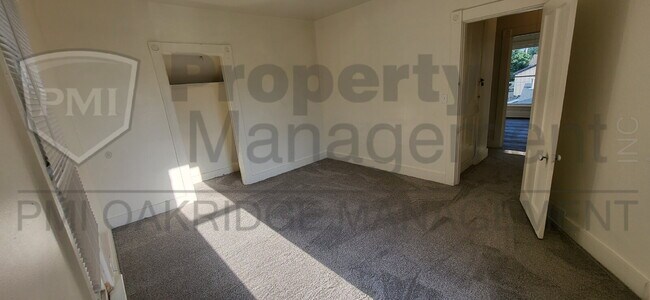 Building Photo - Upper 1 Bed 1 Bath Apartment