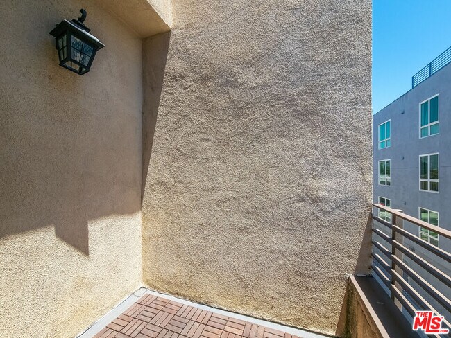 Building Photo - 5237 Willowcrest Ave