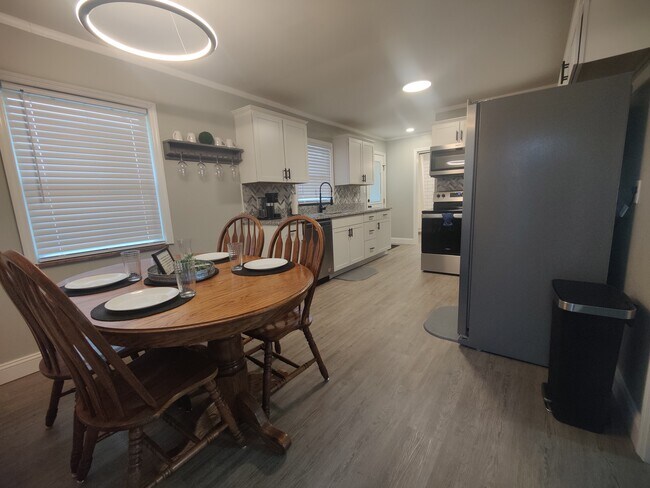 Building Photo - 220 E Hendron Chapel Rd