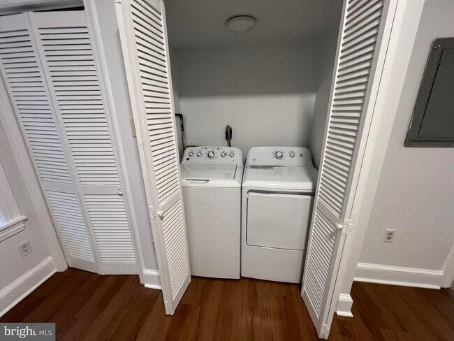 Building Photo - 121 S 55th St