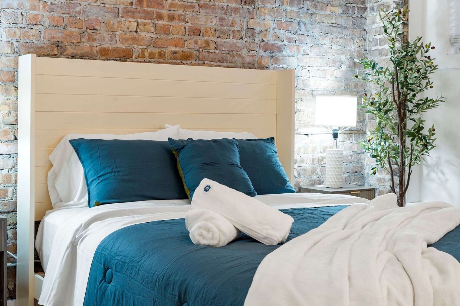 Building Photo - 1941 W Augusta Blvd