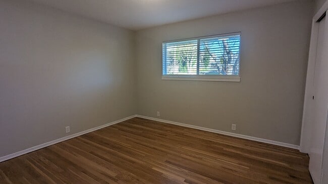 Building Photo - 3802/3804 Lincoln Avenue