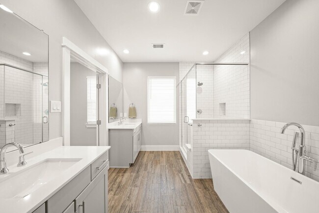 Building Photo - 720 W Donovan St