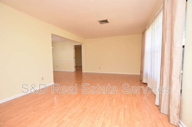 Building Photo - 1715 High Point Dr