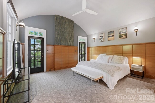 Building Photo - 1124 Dilworth Crescent Row