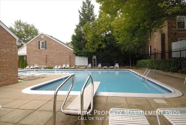 Building Photo - 2528 S Walter Reed Dr