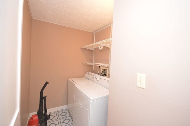 Building Photo - Updated Terrace Level 2 BR/ 2 BA Condo in ...