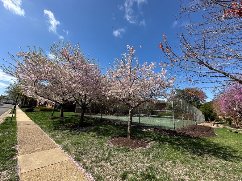 Building Photo - 1718 W Abingdon Dr