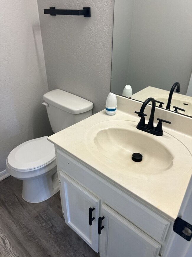 Building Photo - 2802 Delta Cir