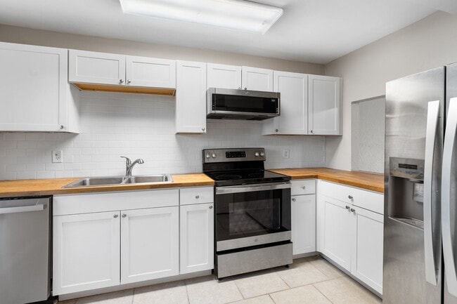 Building Photo - Fully Renovated 3BR/2BA Condo with Private Fenced Yard – Prime Location Near Oaks Mall & I-75