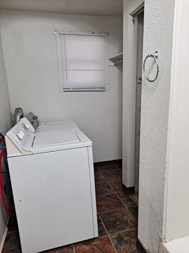 Building Photo - ALL PROSPECTIVE TENANTS MUST SUBMIT A $58 NON-REFUNDABLE APPLICATION FEE PER APPLICANT ONLINE AND...