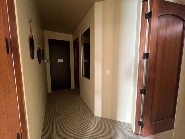 Building Photo - Large 1 bed / 1 bath Condo on North End of...