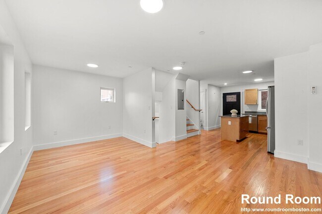 Building Photo - Renovated 3 bed 2.5 bath in Cambridge