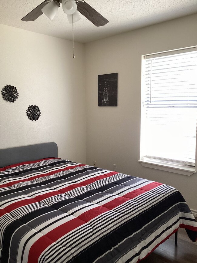 Building Photo - Fully Furnished Modern 2 Bedroom on Quiet Street and Close to ENMU!