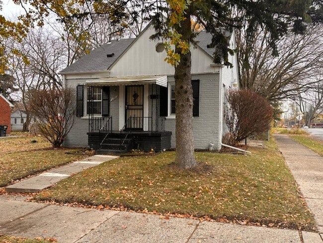 Building Photo - Three Bed 1 Bath Brick Bungalow with basement on the east-side of Detroit! Move in Ready!