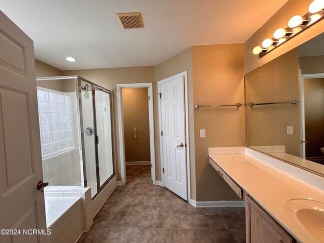 Building Photo - Beautiful brick home in sought-after Sandp...