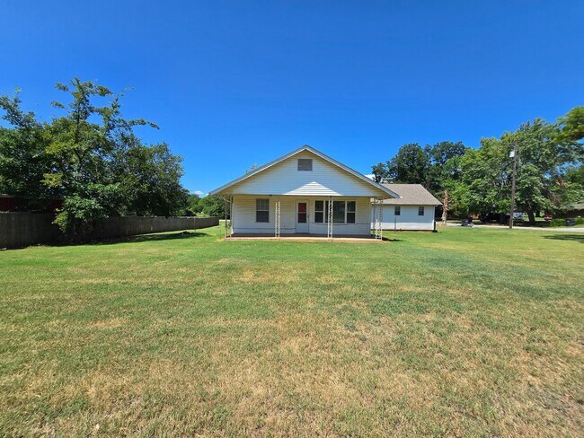 Building Photo - 3 Bedroom 2 Bath home in Asher!