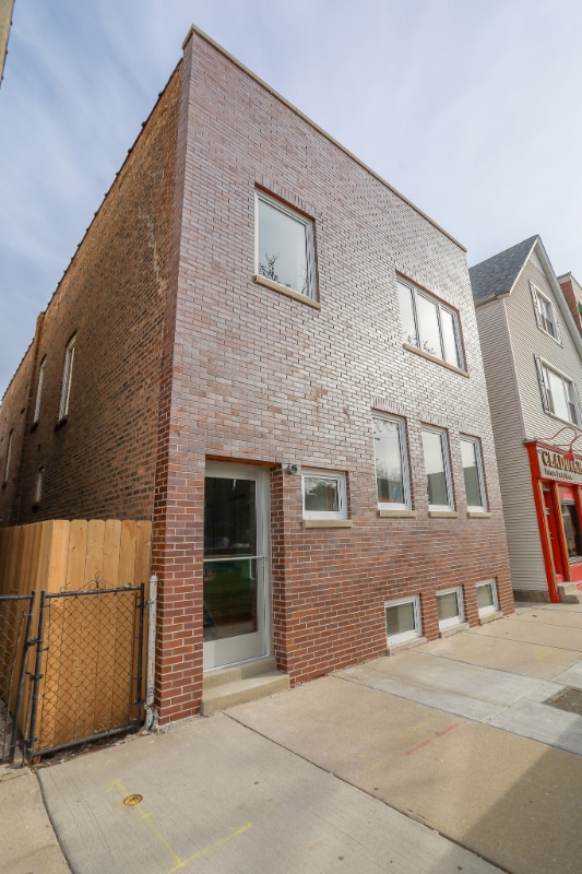 Building Photo - 2308 W Foster Ave