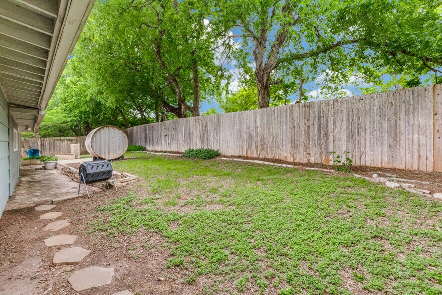 Building Photo - 11504 Oakwood Dr