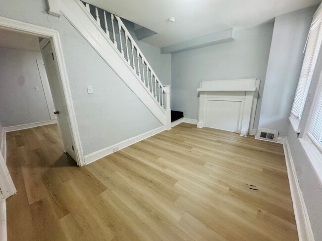 Building Photo - Remodeled 3bd/1 House with Rear yard!! SEC...