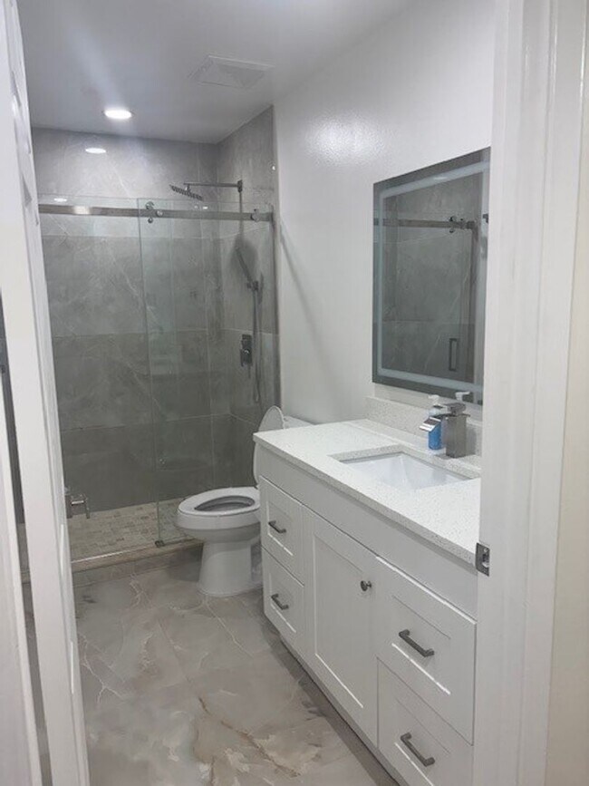 Building Photo - Beautiful, newly renovated 3/2 Condo in a ...