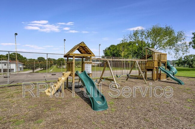 Building Photo - 810 Bellevue Rd