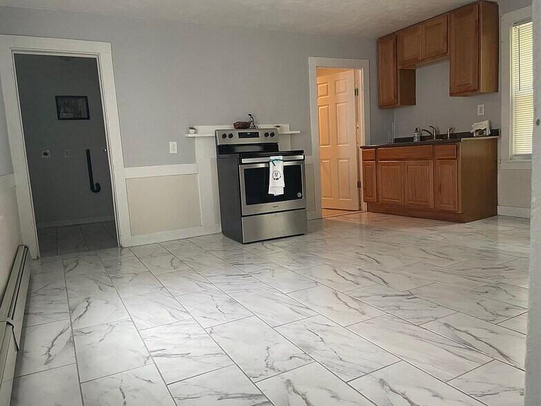 Building Photo - 27 Snell St