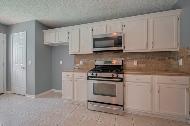 Building Photo - 9911 Villa Verde Dr
