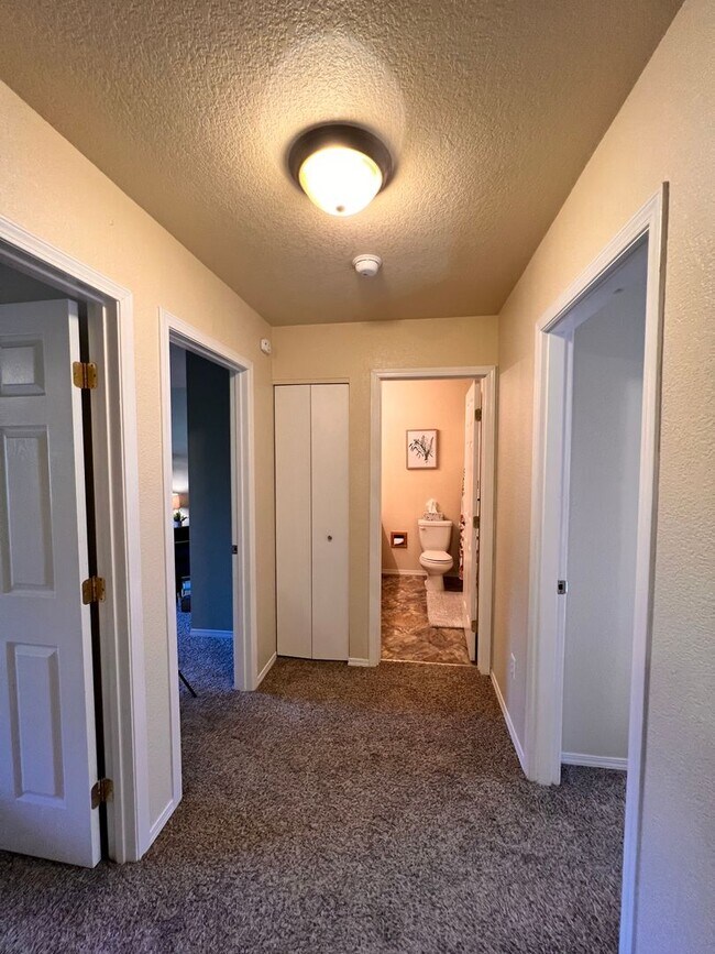 Building Photo - 4412 Ingleside Dr SE