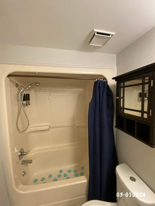 Building Photo - Spacious 2 bedroom/1 bath 2nd floor Condo ...