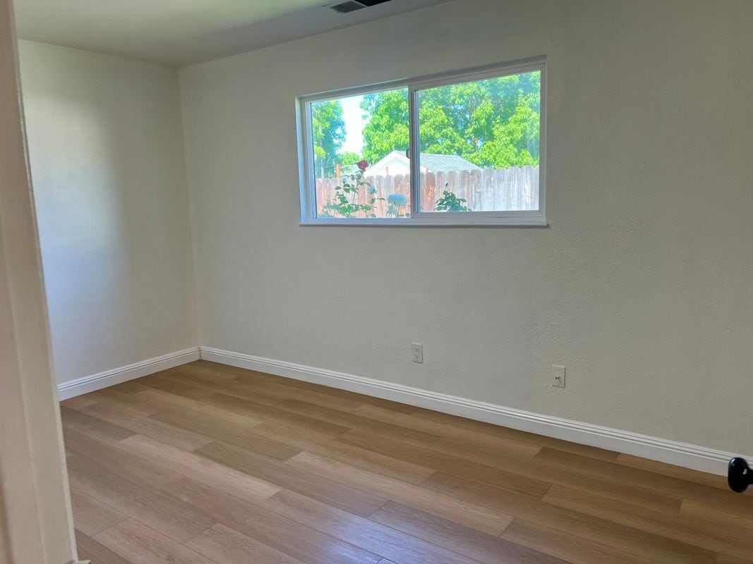 Building Photo - 618 Madsen Dr