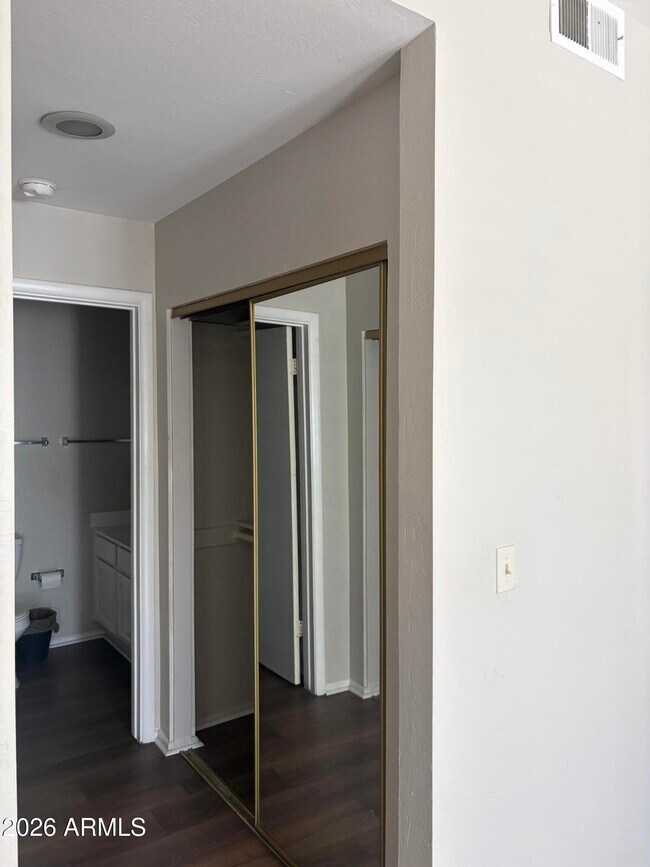 Building Photo - 930 N Mesa Dr