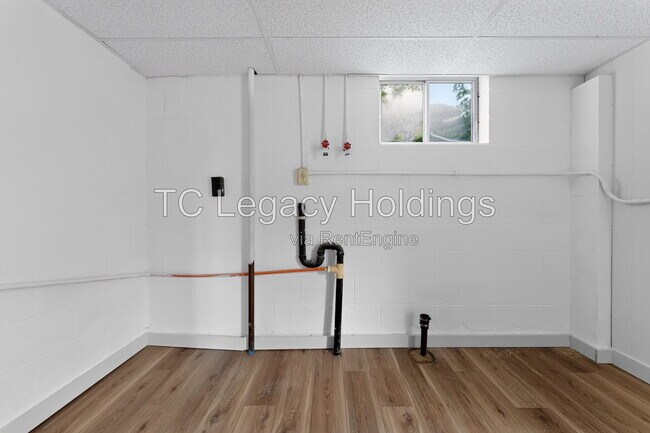 Building Photo - 729 Ridgeway Ave