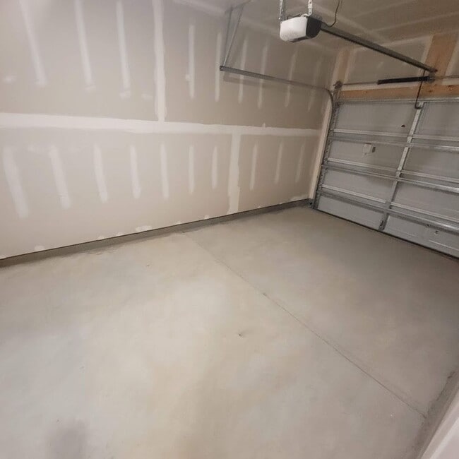 Building Photo - End Unit; 3Br/2.5BA Townhouse