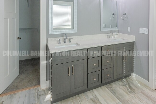 Building Photo - 9618 Shooting Star Cir