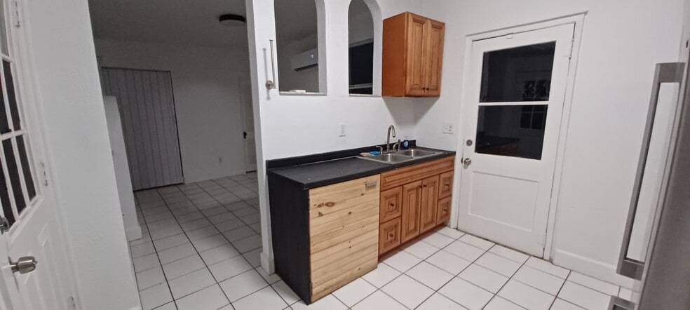 Building Photo - 404 N Ridgewood Ave