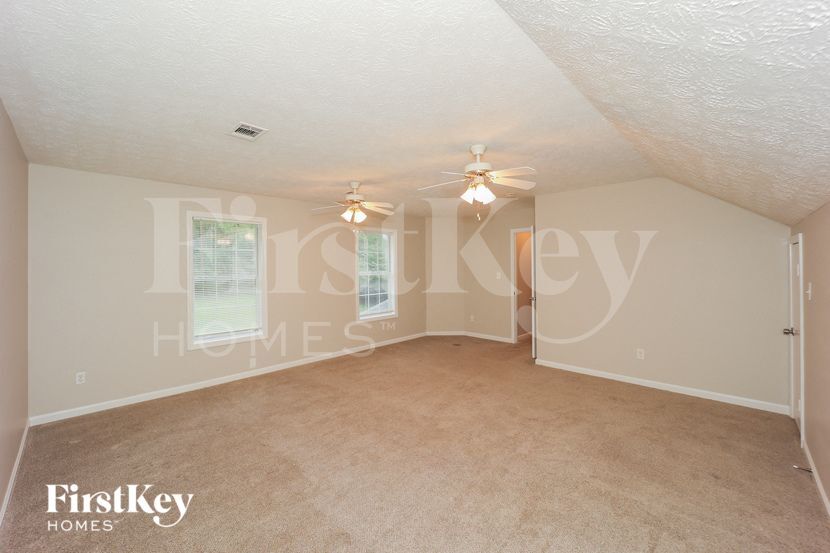 Building Photo - 11685 Heritage Dr