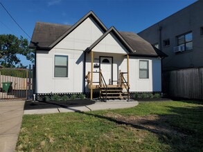 Building Photo - 1904 Davis St