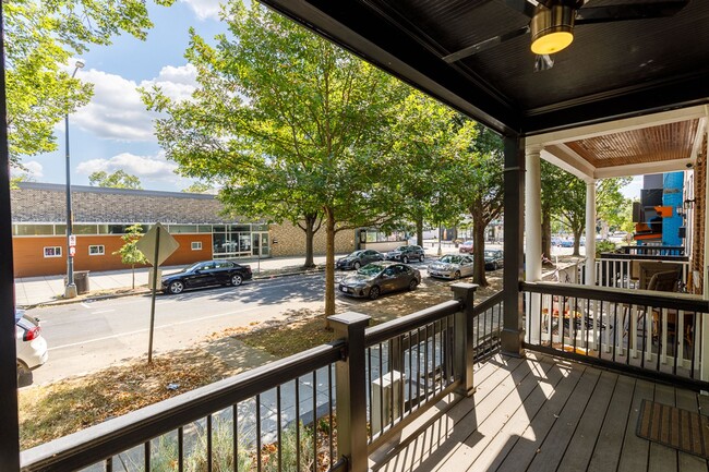 Building Photo - Beautifully Updated 4 Bed/3.5 Bath Row-Hom...