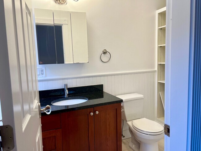 Building Photo - 31 Temple St