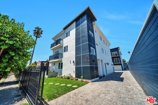 Primary Photo - 957 1/2 N Ridgewood Pl