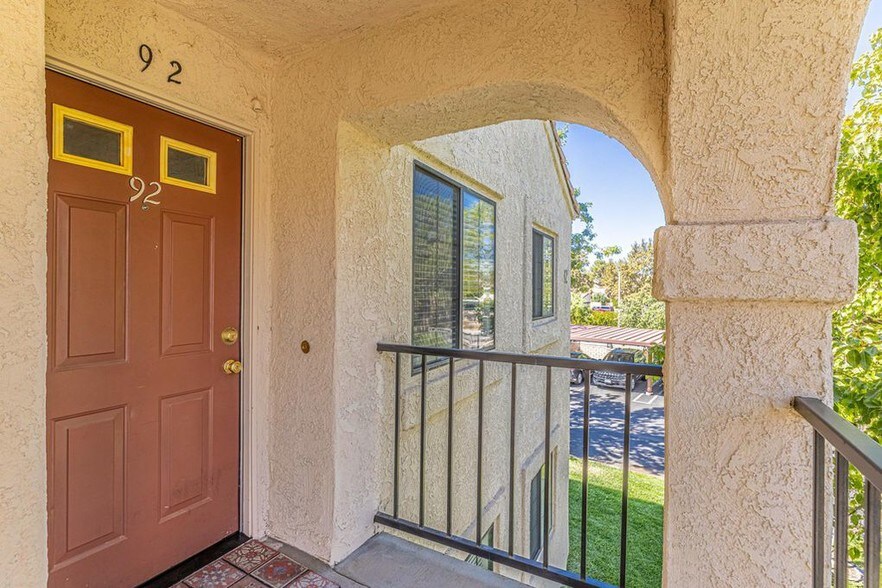 Building Photo - 2554 Olive Dr