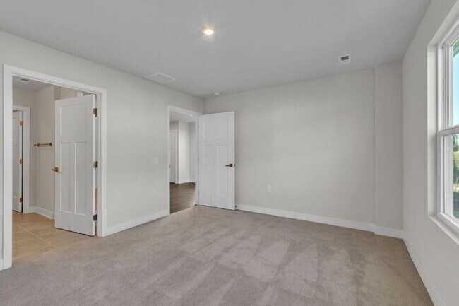 Building Photo - Charming 3-Bed Townhouse Oasis in Greenvil...