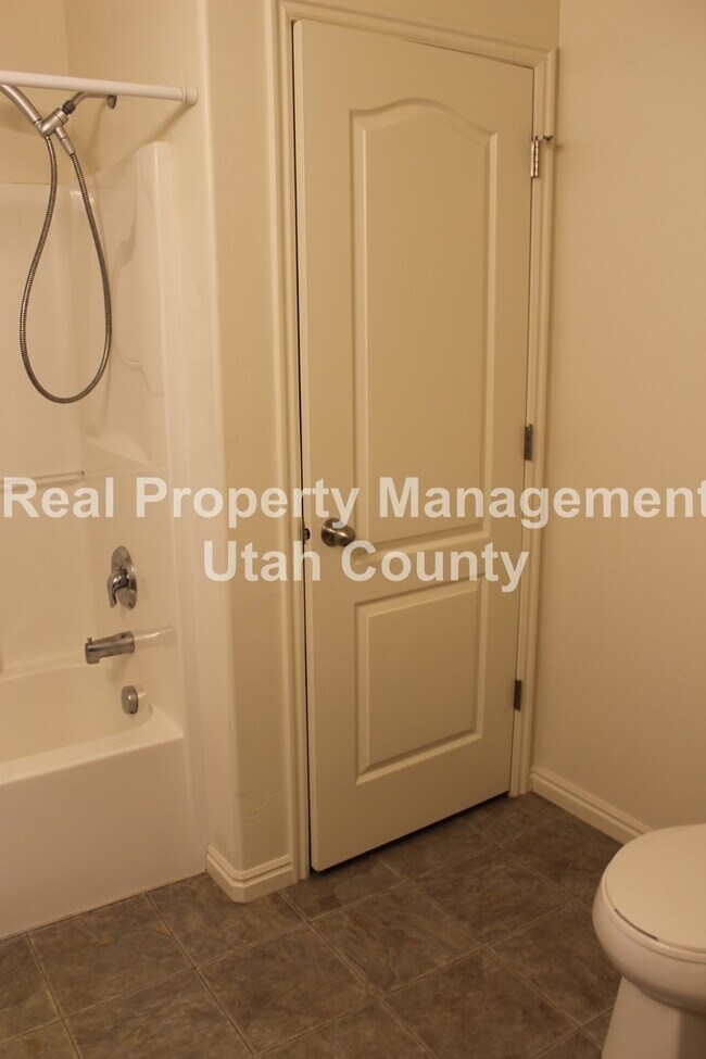 Building Photo - New Lower Price! Updated home in Saratoga Springs