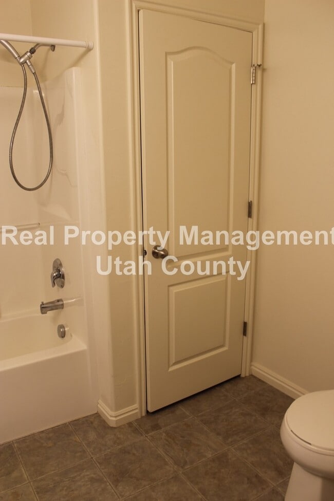 Building Photo - Updated home in Saratoga Springs