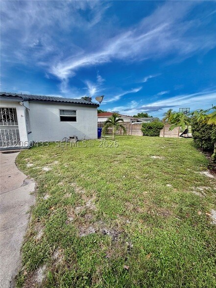 Building Photo - 6137 SW 20th Ct