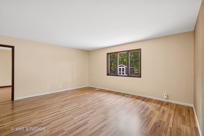 Building Photo - 985 Heartwood Ln