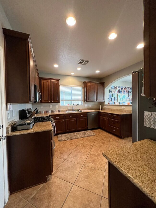 Building Photo - ABSOLUTELY AMAZING! Large 4 bedroom 2 stor...