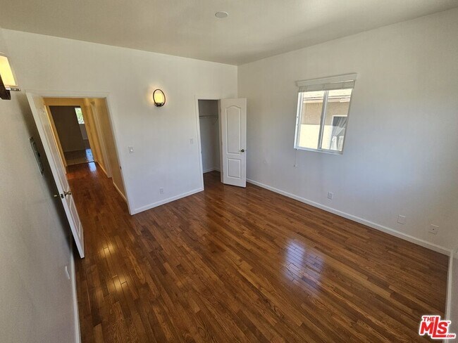 Building Photo - 1816 1/2 S La Brea Ave