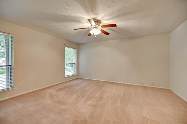 Building Photo - 2714 Green Fields Dr